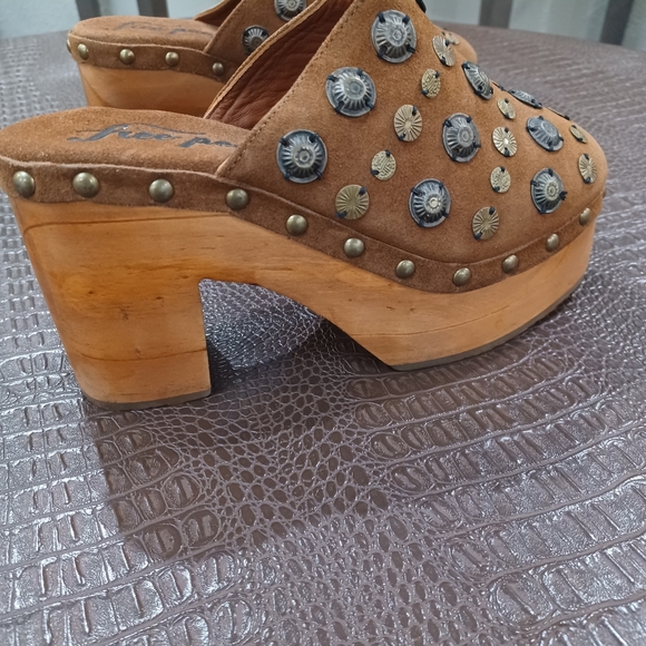 NEW! FREE PEOPLE BROWN SUEDE CLOGS NEW - Picture 1 of 5